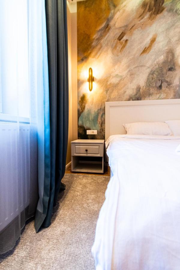 Black Gate - Quiet Studio In The Heart Of Old Town With Free Private Secured Parking Брашов Екстериор снимка